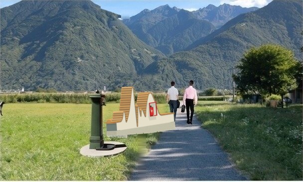 Fotoinserimento del totem DAE sul Sentiero Valtellina: la seduta in legno con teca a bordo sentiero, la fontanella e le montagne della valle sullo sfondo